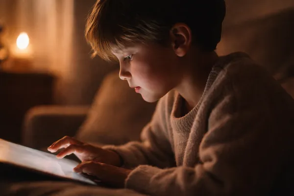 Uso de Pantallas en Niños y Adolescentes: Riesgos y Límites